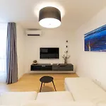 Апартаменти Luxury Sun Garden By Belmont Realty